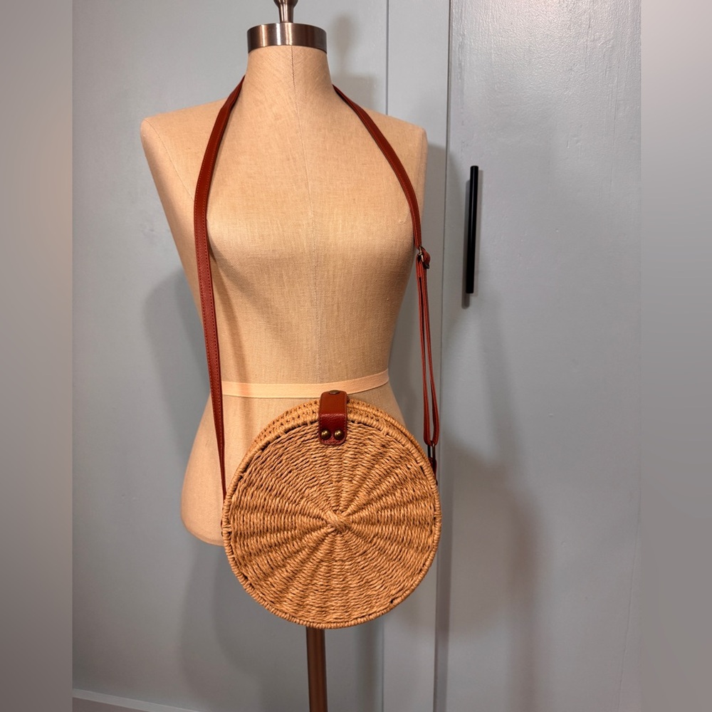 Elegant Woven Crossbody Bag - Tan